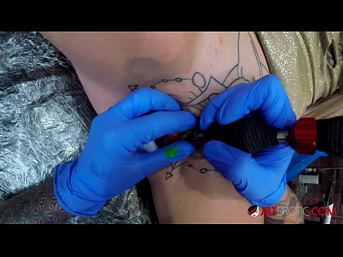 ❤️ Tsis tshua muaj tattooed hottie Sully Savage tau txais tattoo ntawm nws clitoris porno  ntawm hmn.pornpictureshq.ru%  ❌ Ib